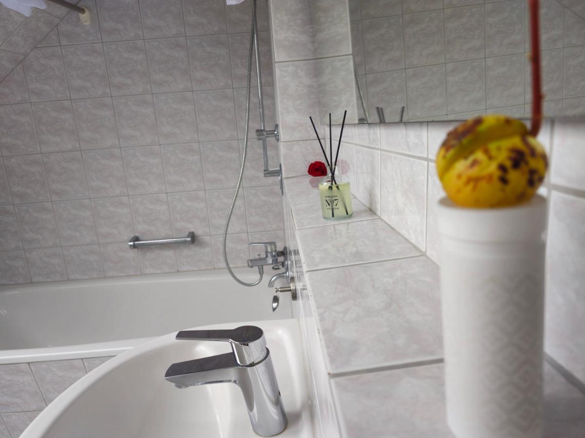 Sauna - Massage -Bodensee-Cinema Feeling- Home Sharing - Parking - Kueche Radolfzell am Bodensee Buitenkant foto